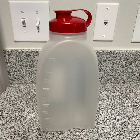 Rubbermaid, Flexible 2qt/1L Red Top & Frosted Clear Container with indented grip - Picture 9 of 14